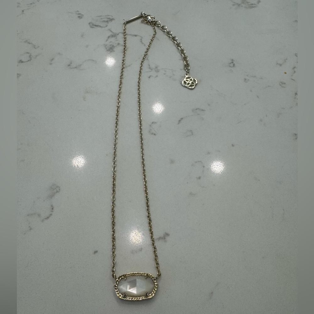 Kendra Scott Elis gold pendant necklace in ivory pearl
